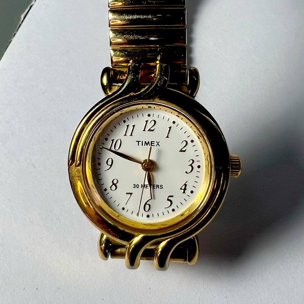 (969)Vintage Timex Gold Women's Watch with White Dial